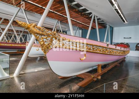 9. Juli 2024, Deniz Museum, Istanbul, Türkei: Ein Holzschiff aus der osmanischen Zeit, das als Wahrzeichen dargestellt wird und das reiche maritime Erbe der Türkei repräsentiert Stockfoto