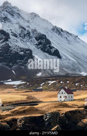 Isländische Landschaft mit einem weißen kleinen, wunderschönen Haus unter dem Berg. Arnarstapi Dorf Snaefellsness Halbinsel, Island Stockfoto