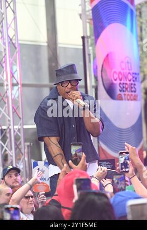 6. September 2024, %G: (NEU) LLCoolJ, whoÃ¢â‚¬â„¢Name ist James Todd Smith, ein bekannter US-amerikanischer Rapper, Schauspieler und Unternehmer, der in der TODAY-SHOW von NBCÃ¢â‚¬â„¢spielt. 6. September 2024, New York City, New York, USA, A.
laut Wikipedia, LLCoolJ ist die Kurzform für Damen, die den coolen James lieben. LL Cool J trat in zahlreichen Filmen auf, darunter Halloween H20, in Too Deep, Any Giving Sunday, Deep Blue Sea, S.W.A.T., Mindhunters, Last Holiday und Edison. Er spielte NCIS Special Agent Sam Hanna in der CBS Krimi-Fernsehserie NCIS: Los Angeles. LL Cool J war auch der Gastgeber von Lip Sy Stockfoto
