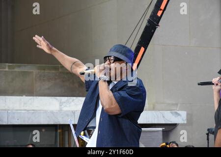 6. September 2024, %G: (NEU) LLCoolJ, whoÃ¢â‚¬â„¢Name ist James Todd Smith, ein bekannter US-amerikanischer Rapper, Schauspieler und Unternehmer, der in der TODAY-SHOW von NBCÃ¢â‚¬â„¢spielt. 6. September 2024, New York City, New York, USA, A.
laut Wikipedia, LLCoolJ ist die Kurzform für Damen, die den coolen James lieben. LL Cool J trat in zahlreichen Filmen auf, darunter Halloween H20, in Too Deep, Any Giving Sunday, Deep Blue Sea, S.W.A.T., Mindhunters, Last Holiday und Edison. Er spielte NCIS Special Agent Sam Hanna in der CBS Krimi-Fernsehserie NCIS: Los Angeles. LL Cool J war auch der Gastgeber von Lip Sy Stockfoto