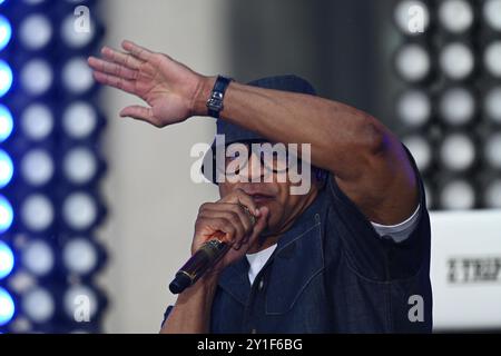 6. September 2024, %G: (NEU) LLCoolJ, whoÃ¢â‚¬â„¢Name ist James Todd Smith, ein bekannter US-amerikanischer Rapper, Schauspieler und Unternehmer, der in der TODAY-SHOW von NBCÃ¢â‚¬â„¢spielt. 6. September 2024, New York City, New York, USA, A.
laut Wikipedia, LLCoolJ ist die Kurzform für Damen, die den coolen James lieben. LL Cool J trat in zahlreichen Filmen auf, darunter Halloween H20, in Too Deep, Any Giving Sunday, Deep Blue Sea, S.W.A.T., Mindhunters, Last Holiday und Edison. Er spielte NCIS Special Agent Sam Hanna in der CBS Krimi-Fernsehserie NCIS: Los Angeles. LL Cool J war auch der Gastgeber von Lip Sy Stockfoto