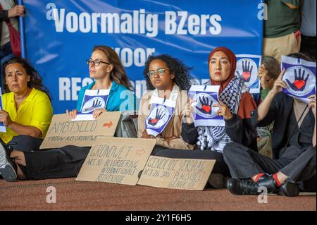 Den Haag, Niederlande. September 2024. Eine Gruppe von Demonstranten mit Plakaten mit der Aufschrift ''˜Beamte gegen Völkermord', außerhalb des Außenministeriums während der Demonstration ''˜Ende des Krieges jetzt'. Beende den Krieg jetzt. Clival-Bedienstete, Ärzte und Justizbeamte in den Haag hielten am Eingang des Außenministeriums eine pro-palästinensische Mittagsproteste ab. Seit dem 7. Oktober, als Israel seine Militärkampagne im Gazastreifen startete und mehr als 40,861 Palästinenser, hauptsächlich Frauen und Kinder, und mehr als 16.500 Kinder tötete. Verletzt: 94.398. Fehlt: Mehr als Stockfoto