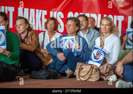 Den Haag, Niederlande. September 2024. Eine Gruppe von Demonstranten mit Plakaten mit der Aufschrift ''˜Beamte gegen Völkermord', außerhalb des Außenministeriums während der Demonstration ''˜Ende des Krieges jetzt'. Beende den Krieg jetzt. Clival-Bedienstete, Ärzte und Justizbeamte in den Haag hielten am Eingang des Außenministeriums eine pro-palästinensische Mittagsproteste ab. Seit dem 7. Oktober, als Israel seine Militärkampagne im Gazastreifen startete und mehr als 40,861 Palästinenser, hauptsächlich Frauen und Kinder, und mehr als 16.500 Kinder tötete. Verletzt: 94.398. Fehlt: Mehr als Stockfoto