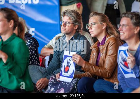 Den Haag, Niederlande. September 2024. Eine Gruppe von Demonstranten mit Plakaten mit der Aufschrift ''˜Beamte gegen Völkermord', außerhalb des Außenministeriums während der Demonstration ''˜Ende des Krieges jetzt'. Beende den Krieg jetzt. Clival-Bedienstete, Ärzte und Justizbeamte in den Haag hielten am Eingang des Außenministeriums eine pro-palästinensische Mittagsproteste ab. Seit dem 7. Oktober, als Israel seine Militärkampagne im Gazastreifen startete und mehr als 40,861 Palästinenser, hauptsächlich Frauen und Kinder, und mehr als 16.500 Kinder tötete. Verletzt: 94.398. Fehlt: Mehr als Stockfoto