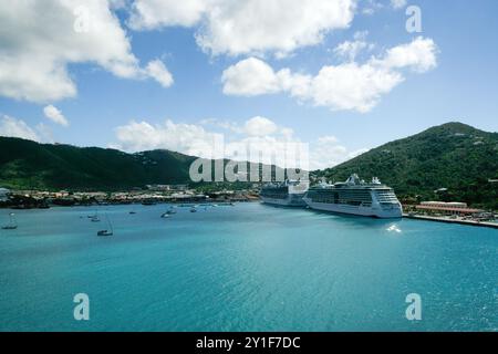 St. Thomas, amerikanische Jungferninseln - 26. Februar 2006: Kreuzfahrtschiffe legen am Havensight Pier in Charlotte Amalie an Stockfoto