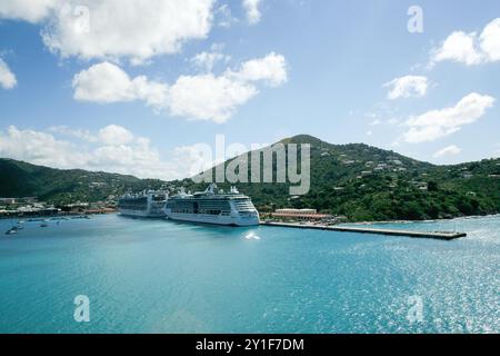 St. Thomas, amerikanische Jungferninseln - 26. Februar 2006: Kreuzfahrtschiffe legen am Havensight Pier in Charlotte Amalie an Stockfoto