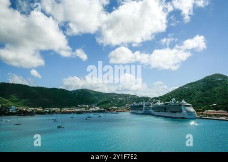 St. Thomas, amerikanische Jungferninseln - 26. Februar 2006: Kreuzfahrtschiffe legen am Havensight Pier in Charlotte Amalie an Stockfoto