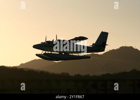 St. Thomas, amerikanische Jungferninseln - 26. Februar 2006: Ein Wasserflugzeug fliegt über St. Thomas bei Charlotte Amalie Stockfoto