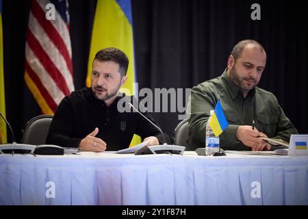 Praesident Wolodymyr Selenskyj auf dem NATO Gipfel in Rammstein Praesident Wolodymyr Selenskyj auf Ukraine Gipfel am 06.09.2024 auf dem Natostuetzpunkt Rammstein. Mit dem ukrainischen Verteidigungsminister Rustem UMJEROW Re. Arbeitsbesuch des Präsidenten der Ukraine in Deutschland Foto:das Präsidialbüro der Ukraine Rammstein Deutschland *** Präsident Volodymyr Selenskyj auf dem NATO-Gipfel in Rammstein Präsident Volodymyr Selenskyj auf dem ukrainischen Gipfel am 06 09 2024 ein Poolfoto SvenSimon-ThePräsidentenamt Ukraine, NUR REDAKTIONELLE VERWENDUNG Stockfoto