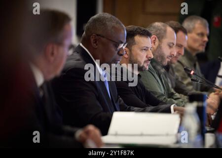 Praesident Wolodymyr Selenskyj auf dem NATO Gipfel in Rammstein Praesident Wolodymyr Selenskyj auf Ukraine Gipfel am 06.09.2024 auf dem Natostuetzpunkt Rammstein. Vorne:US Vetteidigungsminister Lloyd AUSTIN Arbeitsbesuch des ukrainischen Präsidenten in Deutschland Foto:das Präsidialbüro der Ukraine Rammstein Deutschland *** Präsident Volodymyr Selenskyj auf dem NATO-Gipfel in Rammstein Präsident Volodymyr Selenskyj auf dem ukrainischen Gipfel am 06 09 2024 in der NATO-Basis Rammst Poolfoto SvenSimon-ThePresidentialOfficeUkraine, NUR REDAKTIONELLE VERWENDUNG Stockfoto