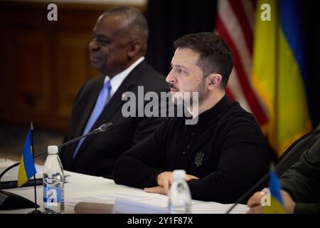 Praesident Wolodymyr Selenskyj auf dem NATO Gipfel in Rammstein Praesident Wolodymyr Selenskyj auf Ukraine Gipfel am 06.09.2024 auf dem Natostuetzpunkt Rammstein. hallo. US-Verteidigungsminister Lloyd AUSTIN Arbeitsbesuch des ukrainischen Präsidenten in Deutschland Foto:das Präsidialbüro der Ukraine Rammstein Deutschland *** Präsident Volodymyr Selenskyj auf dem NATO-Gipfel in Rammstein Präsident Volodymyr Selenskyj auf dem ukrainischen Gipfel am 06 09 2024 in der NATO-Basis Rammstein Poolfoto SvenSimon-ThePresidentialOfficeUkraine, NUR REDAKTIONELLE VERWENDUNG Stockfoto