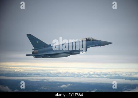 Praesident Wolodymyr Selenskyj auf dem NATO Gipfel in Rammstein ein EUROFIGHTER Kampfjet der Luftwaffe in der Luft. Praesident Wolodymyr Selenskyj auf Ukraine Gipfel am 06.09.2024 auf dem Natostuetzpunkt Rammstein. Arbeitsbesuch des Präsidenten der Ukraine in Deutschland Foto:das Präsidialbüro der Ukraine Rammstein Deutschland *** Präsident Volodymyr Selenskyj auf dem NATO-Gipfel in Rammstein Ein EUROFIGHTER-Jet der Luftwaffe in der Luft Präsident Volodymyr Sel Poolfoto SvenSimon-ThePräsidentenbüro Ukraine, NUR REDAKTIONELLE VERWENDUNG Stockfoto