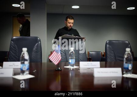 Praesident Wolodymyr Selenskyj auf dem NATO Gipfel in Rammstein Praesident Wolodymyr Selenskyj auf Ukraine Gipfel am 06.09.2024 auf dem Natostuetzpunkt Rammstein. Arbeitsbesuch des ukrainischen Präsidenten in Deutschland Foto:das Präsidialbüro der Ukraine Rammstein Deutschland *** Präsident Volodymyr Selenskyj auf dem NATO-Gipfel in Rammstein Präsident Volodymyr Selenskyj auf dem ukrainischen Gipfel am 06 09 2024 auf dem NATO-Basis Rammstein Arbeitsbesuch des ukrainischen Präsidenten Poolfoto SvenSimon-ThePresidentialOfficeUkraine NUR REDAKTIONELLE VERWENDUNG Stockfoto