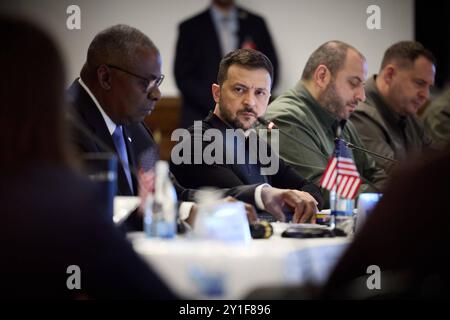 Praesident Wolodymyr Selenskyj auf dem NATO Gipfel in Rammstein Praesident Wolodymyr Selenskyj auf Ukraine Gipfel am 06.09.2024 auf dem Natostuetzpunkt Rammstein. li:US Vetteidigungsminister Lloyd AUSTIN Arbeitsbesuch des ukrainischen Präsidenten in Deutschland Foto:das Präsidialbüro der Ukraine Rammstein Deutschland *** Präsident Volodymyr Selenskyj auf dem NATO-Gipfel in Rammstein Präsident Volodymyr Selenskyj auf dem ukrainischen Gipfel am 06 09 2024 in der NATO-Basis Rammstein Poolfoto SvenSimon-ThePresidentialOfficeUkraine, NUR REDAKTIONELLE VERWENDUNG Stockfoto