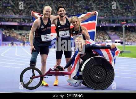 Die Briten Jonnie Peacock, Zachary Shaw, Ali Smith und Samantha Kinghorn feiern Silber im 4x100 m Universal Relay Finale im Stade de France am 9. Tag der Paralympischen Sommerspiele 2024 in Paris. Bilddatum: Freitag, 6. September 2024. Stockfoto