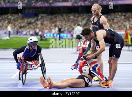 Die Briten Samanthan Kinghorn, Zachary Shaw, Ali Smith und Jonnie Peacock feiern Silber im 4x100 m Universal Relay Finale im Stade de France am 9. Tag der Paralympischen Sommerspiele 2024 in Paris. Bilddatum: Freitag, 6. September 2024. Stockfoto