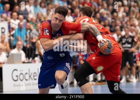 Csaba LEIMETER (HBW Balingen-Weilstetten, #05) im Zweikampf gegen Sven WESSELING (TuS N-Lübbecke, #24) HBW Balingen-Weilstetten (HBW) vs. TuS N-Lübbecke (NLB), Handball, Maenner, Daikin 2. Handball-Bundesliga (2.HBL), 1. Spieltag, Spielzeit 2024/2025, 06.09.2024 Foto: Eibner-Pressefoto/Oliver Schmidt Stockfoto