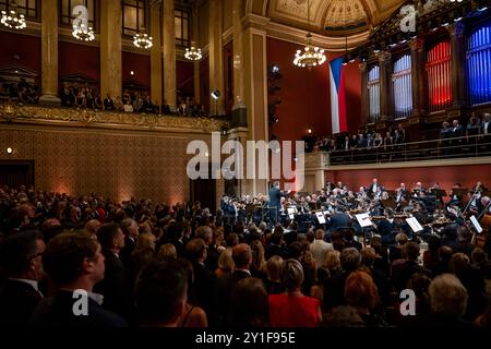 Prag, Tschechische Republik. September 2024. Der tschechische Dirigent Jakub Hrusa dirigiert am 6. September 2024 das Eröffnungskonzert des Dvorak Prague International Music Festival. In Prag, Tschechische Republik. Quelle: Ondrej Deml/CTK Photo/Alamy Live News Stockfoto