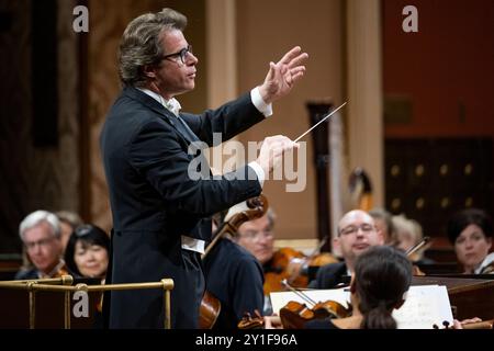 Prag, Tschechische Republik. September 2024. Der tschechische Dirigent Jakub Hrusa dirigiert am 6. September 2024 das Eröffnungskonzert des Dvorak Prague International Music Festival. In Prag, Tschechische Republik. Quelle: Ondrej Deml/CTK Photo/Alamy Live News Stockfoto