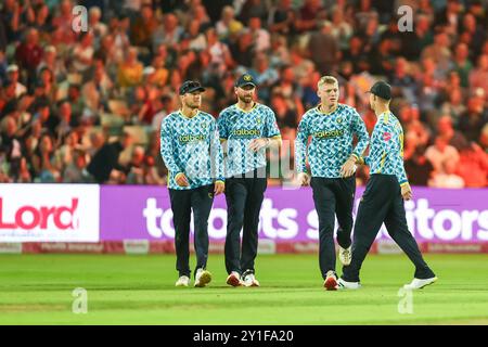 Aufgenommen in Birmingham, Großbritannien am 6. September 2024 im Warwickshire County Cricket Club, Edgbaston. Das Bild ist #80, Dan Mousley aus Warwickshire (2. Rechts), als das Team das Spielfeld verlässt, um sich auf das Spiel im Vitality Blast Quarter Final 2024 zwischen Warwickshire CCC und Gloucestershire CCC vorzubereiten Stockfoto