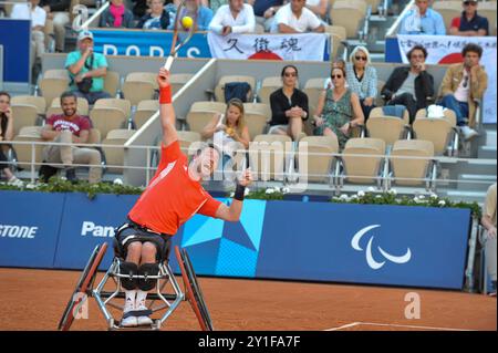 Alfie Hewett (GBR) diente während seines Spiels mit Gordon Reid (GBR) gegen Takuya Miki (JPN) und Tokito Oda (JPN) im Doppelmedaillenspiel der Herren im Roland Garros Stadium am 10. Tag der Paralympischen Sommerspiele 2024 in Paris, Frankreich. Das Spiel gewann das britische Paar in geraden Sätzen mit 6:2, 6:1. Quelle: Michael Preston/Alamy Live News Stockfoto