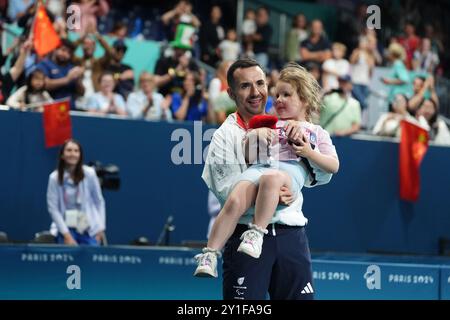 Der britische will Bayley feiert mit seiner Familie, nachdem er am 9. Tag der Paralympischen Sommerspiele 2024 Silber im MS7-Gold-Medaillenspiel für Männer in der South Paris Arena gewonnen hat. Bilddatum: Freitag, 6. September 2024. Stockfoto