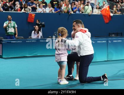 Der britische will Bayley feiert mit seiner Familie, nachdem er am 9. Tag der Paralympischen Sommerspiele 2024 Silber im MS7-Gold-Medaillenspiel für Männer in der South Paris Arena gewonnen hat. Bilddatum: Freitag, 6. September 2024. Stockfoto