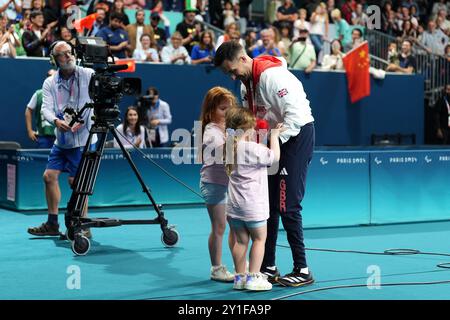 Der britische will Bayley feiert mit seiner Familie, nachdem er am 9. Tag der Paralympischen Sommerspiele 2024 Silber im MS7-Gold-Medaillenspiel für Männer in der South Paris Arena gewonnen hat. Bilddatum: Freitag, 6. September 2024. Stockfoto