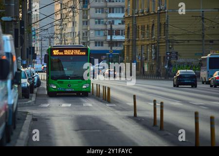 Bukarest, Rumänien - 04. September 2024: Ein Bus mit öffentlichen Verkehrsmitteln Mercedes Citaro Hybrid fährt auf einem Boulevard in Bukarest im Verkehr. Stockfoto