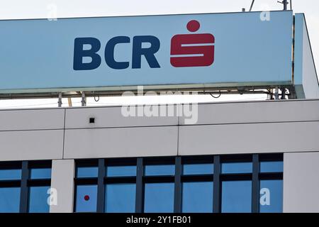 Bukarest, Rumänien - 04. September 2024: Das Logo der Rumänischen Handelsbank (BCR), Mitglied der erste Group, in Bukarest, Rumänien. Stockfoto