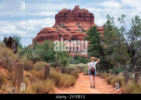 Frau, die auf dem Weg auf der Bell Rock Loop läuft. Bell Rock ist ein butte nördlich von Village of Oak Creek, Arizona, südlich von Sedona im Yavapai County.USA. Stockfoto