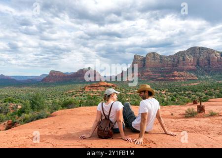 Ein Paar, das sich eine wunderschöne Berglandschaft anschaut. Ein Paar auf einem Wanderausflug mit Blick auf Sedona, Arizona, USA Stockfoto