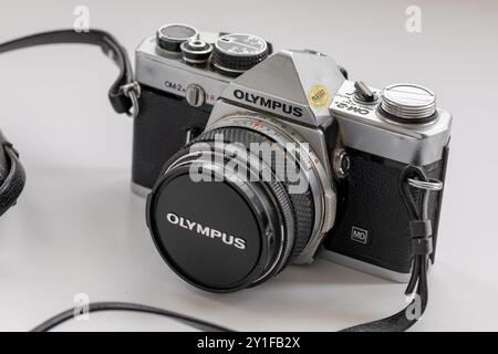London. UK- 09.03.2024. Eine klassische Olympus Fotografie-Filmkamera mit aufgesetzter Objektivkappe, isoliert auf weißem Hintergrund. Stockfoto