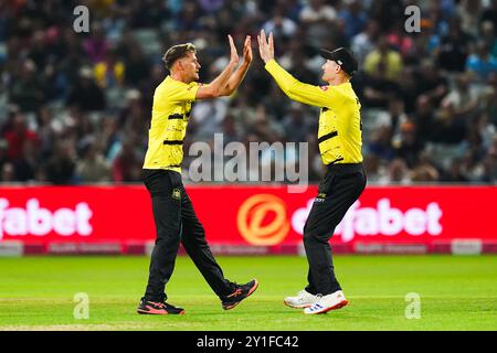 Birmingham, Großbritannien, 6. September 2024. David Payne aus Gloucestershire feiert mit seinem Teamkollegen Cameron Bancroft, nachdem er im T20 Vitality Blast-Spiel zwischen Birmingham Bears und Gloucestershire den Wicket von Moeen Ali erobert hat. Quelle: Robbie Stephenson/Gloucestershire Cricket/Alamy Live News Stockfoto