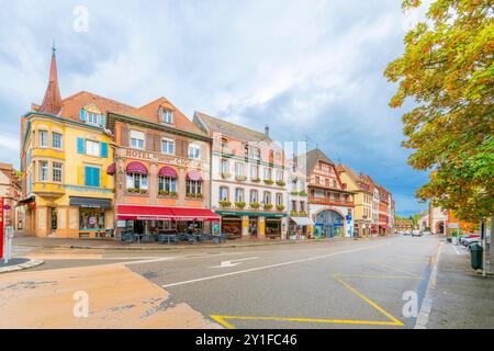 Die historischen und farbenfrohen, halbhölzernen Gebäude entlang des Place du Marche, dem zentralen Marktplatz der elsässischen Stadt Münster, Frankreich. Stockfoto