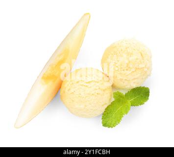 Leckeres Melonensorbet, Stück frisches Obst und Minze isoliert auf weiß, Blick von oben Stockfoto