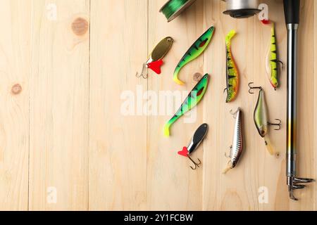 Angelrute, Tackles und Leine auf Holztisch, flach gelegen. Leerzeichen für Text Stockfoto