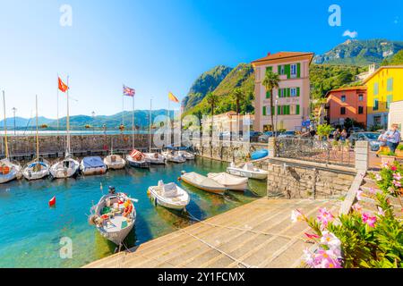 Die farbenfrohe Stadt am See und der kleine Yachthafen mit Booten und Segelbooten in Menaggio, Italien, am Ufer des Comer Sees. Stockfoto