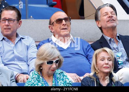 New York, Usa. September 2024. Der US-amerikanische Plattenproduzent Clive Davis beobachtet die Halbfinale der Männer zwischen Jannik Sinner aus Italien und Jack Draper aus Großbritannien im Arthur Ashe Stadium bei den US Open Tennis Championships 2024 im USTA Billie Jean King National Tennis Center in New York City am Freitag, den 6. September 2024. Foto: John Angelillo/UPI Credit: UPI/Alamy Live News Stockfoto