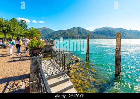 Der Wanderweg am See am Ufer des Comer Sees im kleinen Dorf Tremezzo, innerhalb der Stadtgemeinde Tremezzina, Italien. Stockfoto