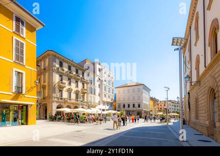 Farbenfrohe Gebäude und breite Straßen mit Straßencafés an der Piazza XX Settembre in der historischen Altstadt von Lecco, Italien, am Ufer des Comer Sees Stockfoto