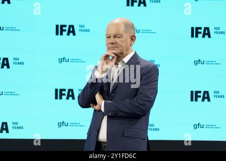 Presss Tour mit Bundeskanzler atm100's IFA 2024, Berlin, Deutschland Stockfoto