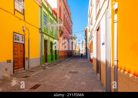 Eine farbenfrohe Fußgängerzone mit Weihnachtsdekorationen und dem Glockenturm der Kathedrale in der Altstadt von San Cristobal de la Laguna auf Teneriffa. Stockfoto