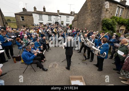 Die Muker Silver Band sang vor dem Farmers Arm Pub nach der jährlichen Muker Show in Swaledale, North Yorkshire, im September 2024 Stockfoto