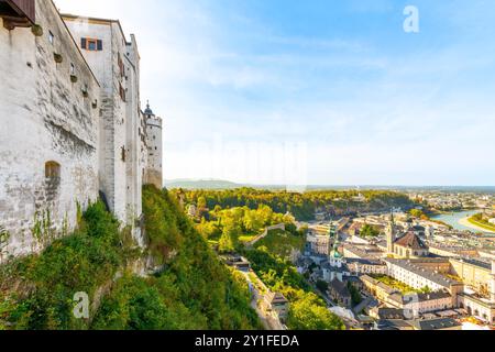 Blick auf die Altstadt, die Neustadt und die Salzach von den Mauern der mittelalterlichen Festung Hohensalzburg im Sommer, Salzburg, Österreich. Stockfoto
