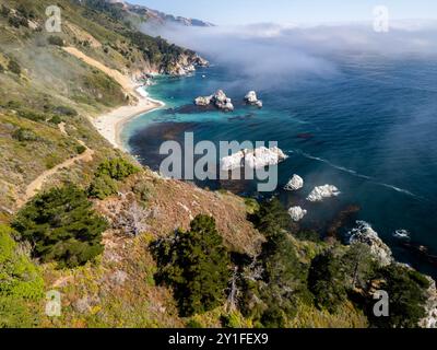 Sehen Sie den aquafarbenen Pazifik-Strand entlang der Big Sur Coast von Kalifornien mit Sonne und Nebel Stockfoto