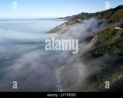 Nebel umgibt die Küste Kaliforniens südlich von Big Sur über dem Pazifik Stockfoto