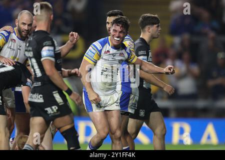 Leeds, Großbritannien. September 2024. Brodie Croft of Leeds Rhinos feiert seinen Versuch während des Spiels Leeds Rhinos gegen Hull FC in der Betfred Super League am 6. September 2024 in Leeds, Großbritannien (Foto: Alfie Cosgrove/News Images) 2024. (Foto: Alfie Cosgrove/News Images/SIPA USA) Credit: SIPA USA/Alamy Live News Stockfoto