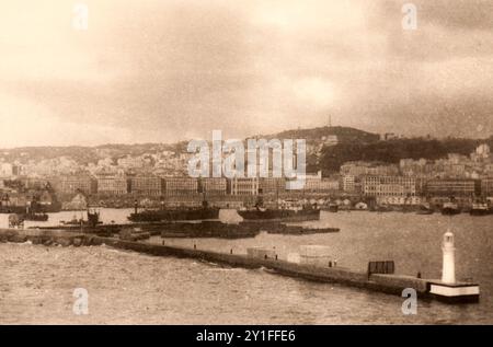 Foto aus dem Album der Reise von Italien nach Algerien und London der jüdischen Familie milanese Mitte der dreißiger Jahre. Das Foto zeigt insbesondere den Hafen von Algier (Algerien) Stockfoto