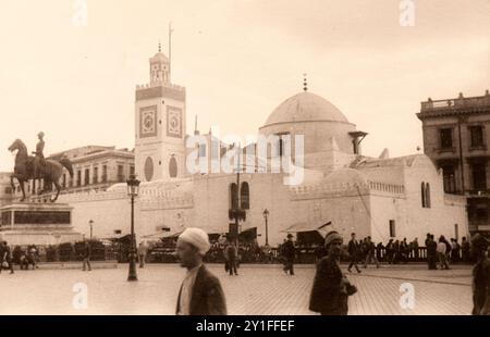 Foto aus dem Album der Reise von Italien nach Algerien und London der jüdischen Familie milanese Mitte der dreißiger Jahre. Insbesondere zeigt das Foto eine der vielen Moscheen der algeerischen Hauptstadt, Algier aus dem Jahr 1935 Stockfoto